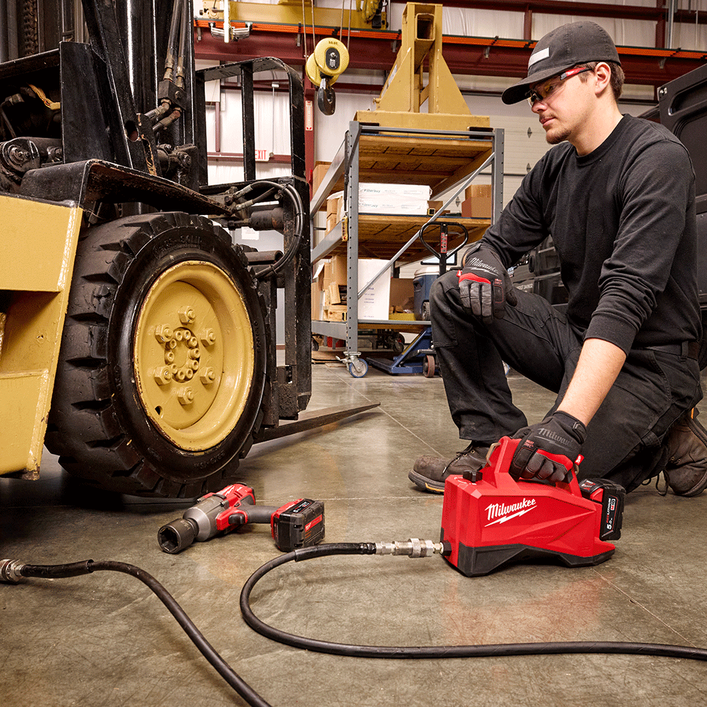 MILWAUKEE M18 MINI HYDRAULIC PUMP FOR PORTABLE FLUID POWER SOLUTIONS